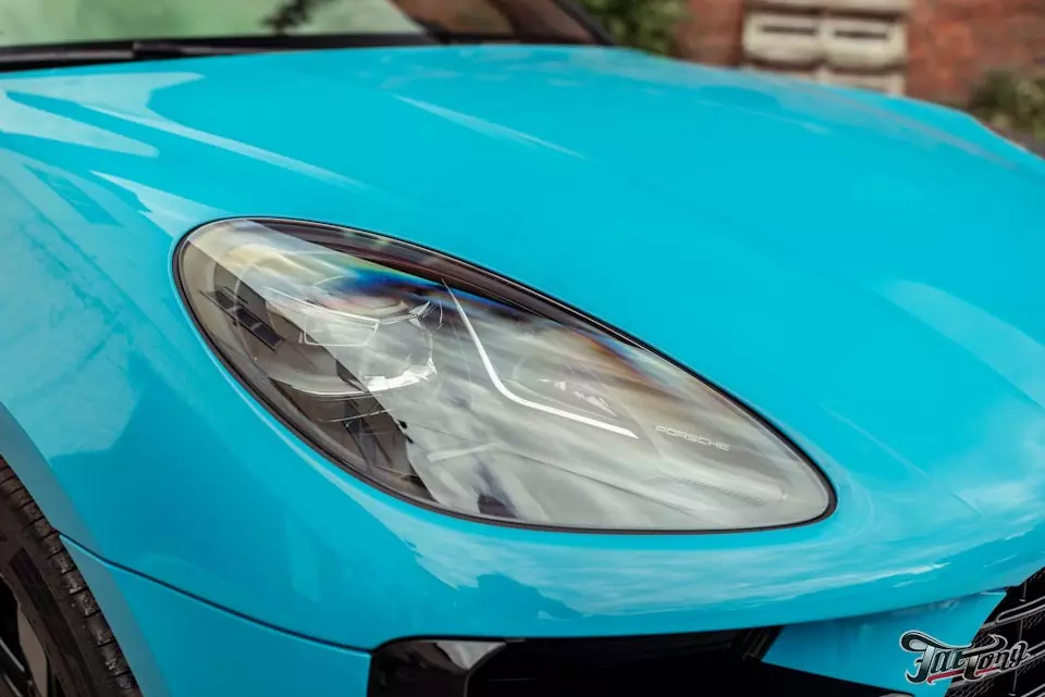 Porsche Macan. Полная оклейка в полиуретан, окрас текстурного пластика в черный глянец. Установка ремней безопасности в цвет кузова.
